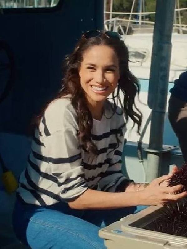 With Love Meghan S02 Meghan Markle White Striped Top