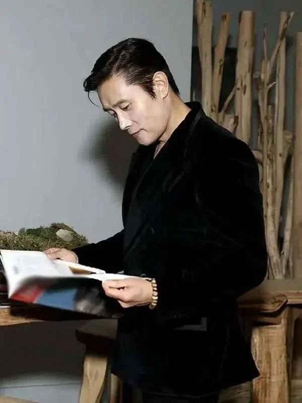 Lee Byung-hun No Other Choice Velvet Blazer - Image 4